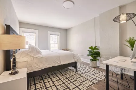 Historic Evanston Building Downtown + Walk to Moccasin Springs, Restaurants, VA Отели рядом с достопримечательностью «Black Hills Putt 4 Fun»