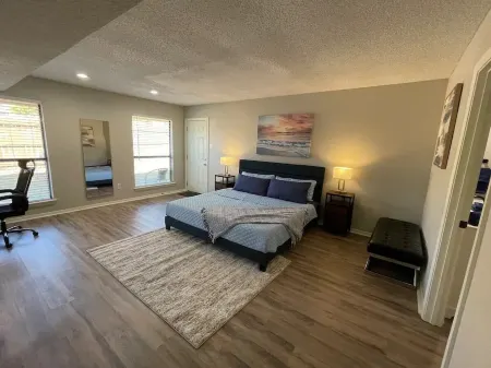 Peaceful Home in DFW Center