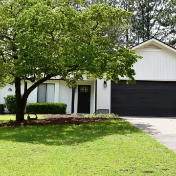 High Cotton! Completelyrenovated 3BR, 2.5BA home! 1.5 mi to the Village!