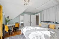 Billiken Inn, Private Loft in 2 Story Victorian