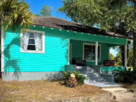 Lucy’s Beach Hideaway, 2 block to restaurants & waterfront Hotels in Carrabelle