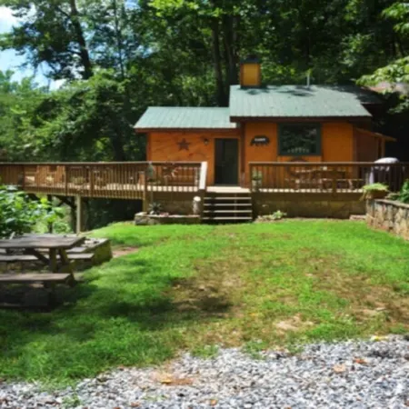 CHESTATEE RIVER CABIN is a prefect pet friendly get away close to Dahlonega