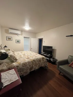 My Blue Haven is a Walkers Paradise 5 min to the Monument and 15 min to Downtown