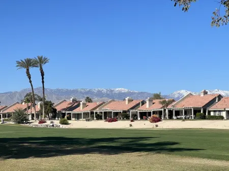 Desert Retreat with Golf course and Mountain views.  Pickle Ball, Tennis, Pools! Отели рядом с достопримечательностью «Палм-Дезерт Палмс»