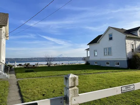 Point Robinson Lighthouse - Keeper's Quarters A Отели рядом с достопримечательностью «Lavender Hills Farm»