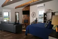 Cabin A by the Pond - King Bed - Swimming Pool