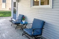 King Bed! Family-Friendly, Minutes from Holy Hill, Hiking+Skiing + Golf