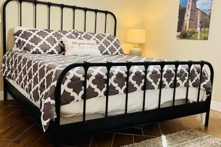 Bell Haus-Private Hot Tub, 1/1, 100 yds to Main St