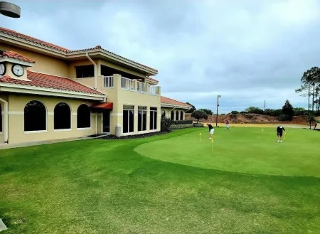 New! 4-bedroom/Pool/Jacuzzi/ PGA Top Golf Course