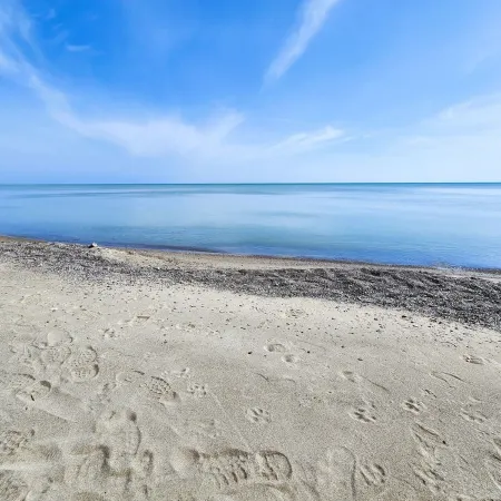 Lakeshore Loft - Spacious Apartment, Walking Distance to Private Beach Access