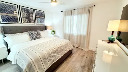 POSHPADZ Kai Villa-Water Views, Balcony, Walk to Jupiter Beach Sleeps 4