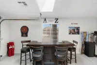 Prime Location HotTub/ Pool/ Outdoor Kitchen Spring training Clean and Safe.