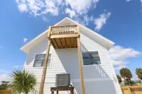 5 bed/3 Bath sleeps 19 Guests! Private Pool and steps to the Gulf! Flo Flounder's Beach, Booze & Boutique附近的飯店