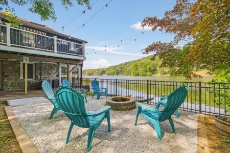 Waterfront Lake House. Near NYC and hiking trials. Complimentary kayaks provided