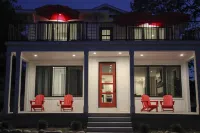 REDBUD HOLIDAY HOUSE: Spacious, Modern Home–Sleeps 14 Plus Incredibly Walkable!