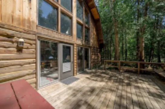 Rustic, cozy log home vacation retreat near Sister Bay.