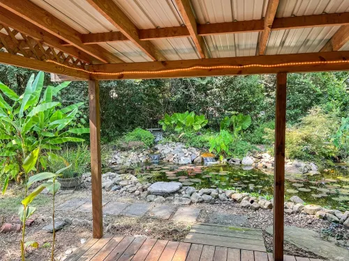 Secluded nature escape. 8 min. to Robert Trent Jones and 5 min. to downtown.