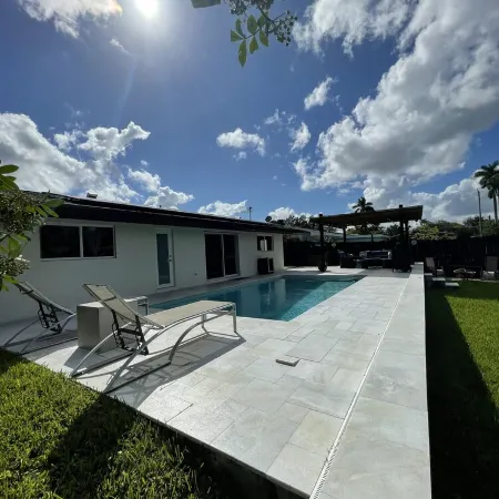Modern lakeside pool home near hardrock and fll airport