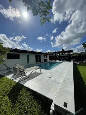 Modern lakeside pool home near hardrock and fll airport