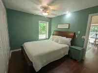 Charming Couple's Cottage close to Lake Michigan, Silver lake, and Stoney Lake