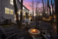 Poconos Luxury Retreat - Hot-Tub, Billiards, Game Room, Fire-Pit, Private! Hotels near Community Pool and playground