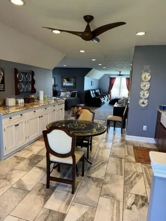 S&K Getaway with heated pool & sauna Отели в г. Юнион Тауншип