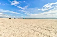 Beach Condo in great location,sleeps 6!