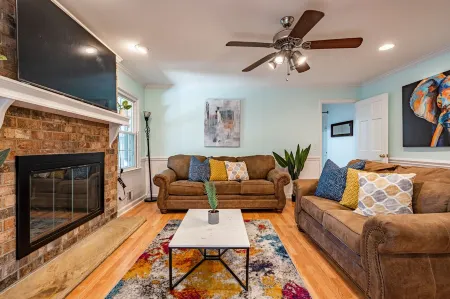 4BR Cozy Home, Close to UGA & Downtown Athens Отели в г. Атенс