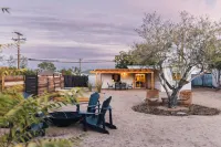 Downtown Joshua Tree, Outdoor Tubs