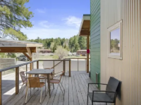 4Br Cabin w/ Hot Tub • Huge Deck & BBQ • Trails 卡馳納山莊酒店