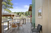 Modern Cabin - HOT TUB, nearby trail, large deck, BBQ