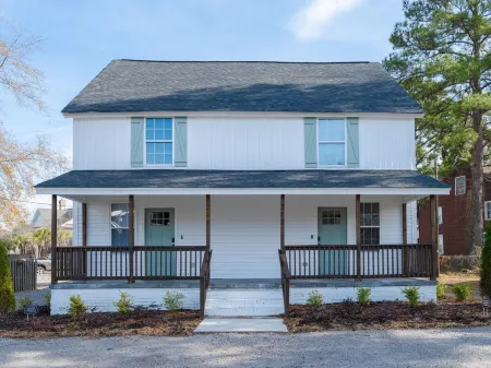 Historic 4 BDRM Duplex + Sleeps 10 + Fire pit + 3 mins to Downtown Columbia