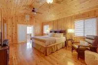 Stunning Tranquil River Lodge and 2 Cozy Cabins
