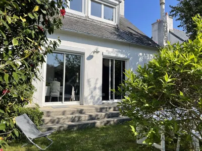 Very pretty villa 2 steps from the sea and beaches in Concarneau فنادق في 