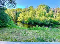 Charming 2-bedroom house with intimate Betsie River setting, AC, and WiFi