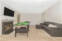 Entire cheerful 4 br townhouse by the lake