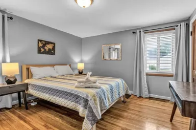 Gorgeous 2 Queen Bed North Buffalo Apartment with Free Driveway Parking