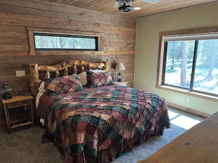 Cozy 3-bedroom cabin with WiFi in soothing Island Park