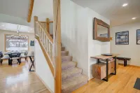 Private Hot Tub! Pool Table, Mountain Views, Ski Shuttle Close by!