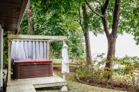 *HOT TUB * Lake Front | Near Olcott Beach | King Bed 올콧 호텔