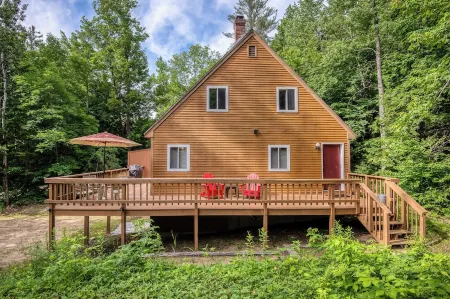 Mt Washington Valley Fall Getaway with Game Room and Deck! Отели в г. Бартлетт