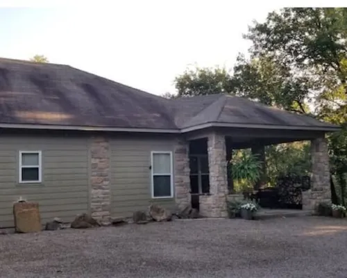 Relax at This Mountaintop Retreat Hotels in Conway County
