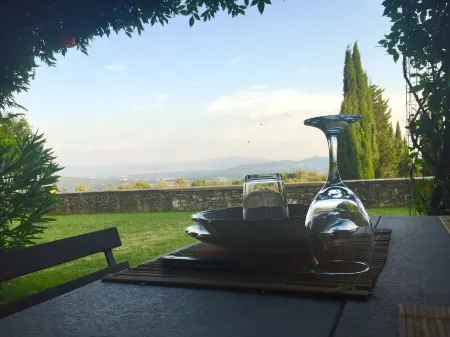 Charming farmhouse  with stunning views and pool between  Florence and Arezzo. Отели в г. Лоро-Чуффенна