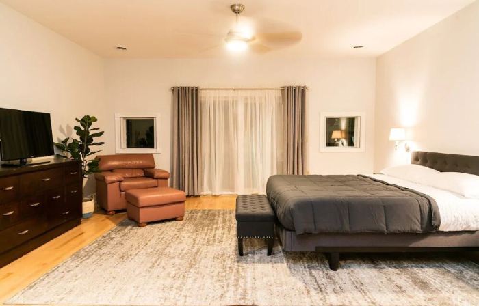 MJ's Penthouse ,a piece of paradise on Monroe's historic square