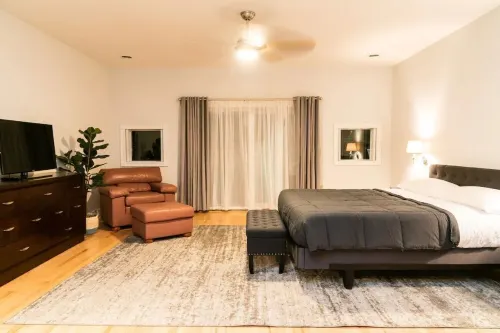 MJ's Penthouse ,a piece of paradise on Monroe's historic square