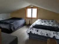 Country Lodge: Hot Tub, Waterfalls, Pond, Hiking, Amazing Views, & Chickens