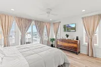 Steps to Beach: Ocean Views, 5 Decks, 3 Cars, Loaded with Amenities! - 3 stjerner