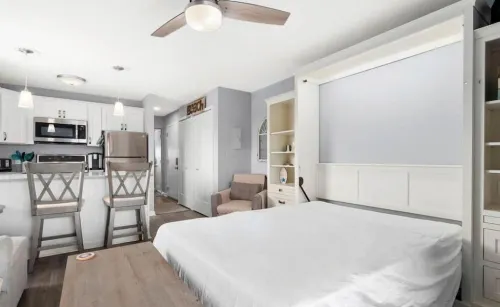 Beachside  Luxury Top-Floor Studio -Two Blocks from the Waves. Linens Included!!