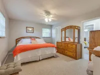 Gordon's Grandview Lakehouse beautiful year round in every season. Hotels in Roane County