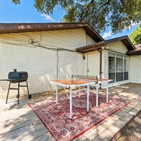 Spring Nights: Fire Pit, BBQ, Games, Pets, 1 Mile to TX A&M, 8 Car Parking